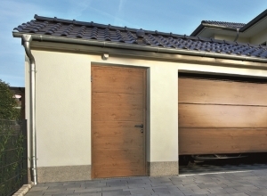 Гаражная боковая дверь Hormann NT 60 Decograin